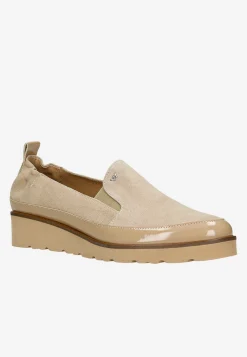 Beżowe loafersy damskie na klinie