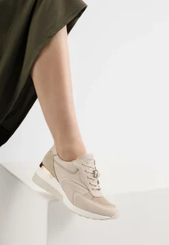 Beżowe sneakersy damskie ze złotymi elementami