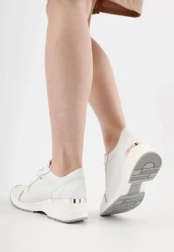 Białe sneakersy damskie na podwyższonej podeszwie