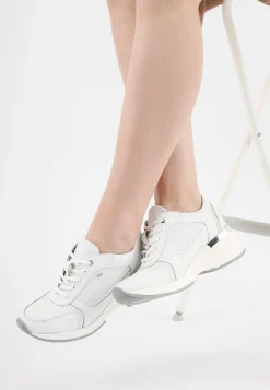 Białe sneakersy damskie na podwyższonej podeszwie