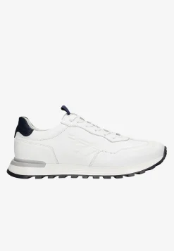 Białe sneakersy męskie na kontrastowej podeszwie