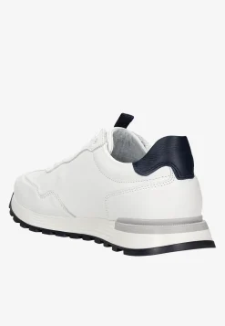 Białe sneakersy męskie na kontrastowej podeszwie