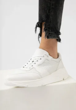 Białe sneakersy męskie z łączonych materiałów