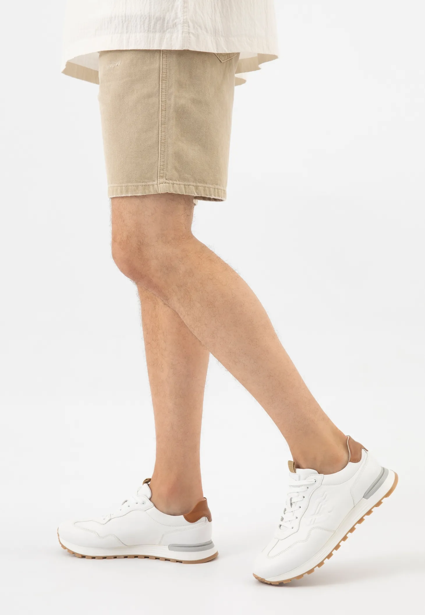 Białe sneakersy męskie z jasnobrązowymi elementami