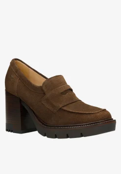 Brązowe mokasyny penny loafers na słupku