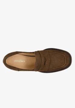 Brązowe mokasyny penny loafers na słupku