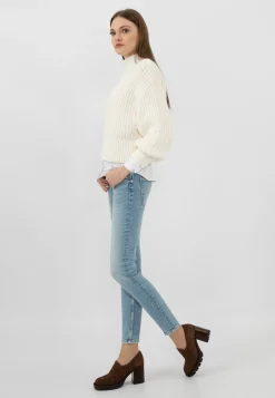 Brązowe mokasyny penny loafers na słupku
