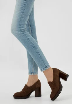 Brązowe mokasyny penny loafers na słupku