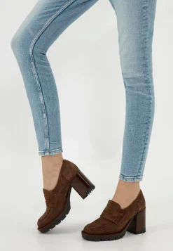 Brązowe mokasyny penny loafers na słupku