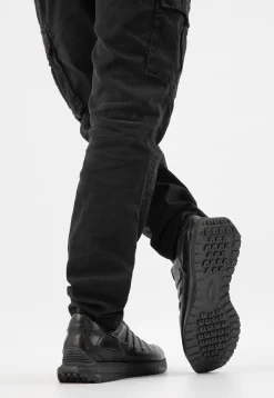 Czarne awangardowe sneakersy męskie