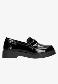 Czarne lakierowane mokasyny typu penny loafers