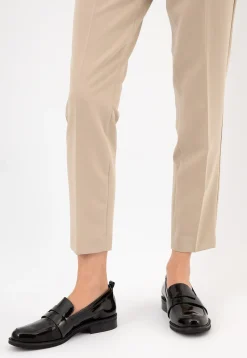 Czarne lakierowane mokasyny damskie w stylu formal
