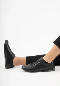 Czarne minimalistyczne sneakersy męskie w klasycznym stylu