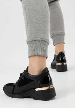 Czarne sneakersy damskie ze złotymi elementami