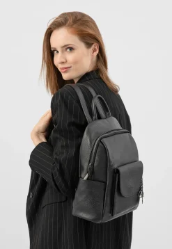Czarny skórzany plecak damski ze srebrnymi zamkami