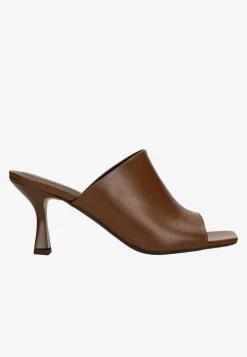 Skórzane brązowe klapki damskie na obcasie